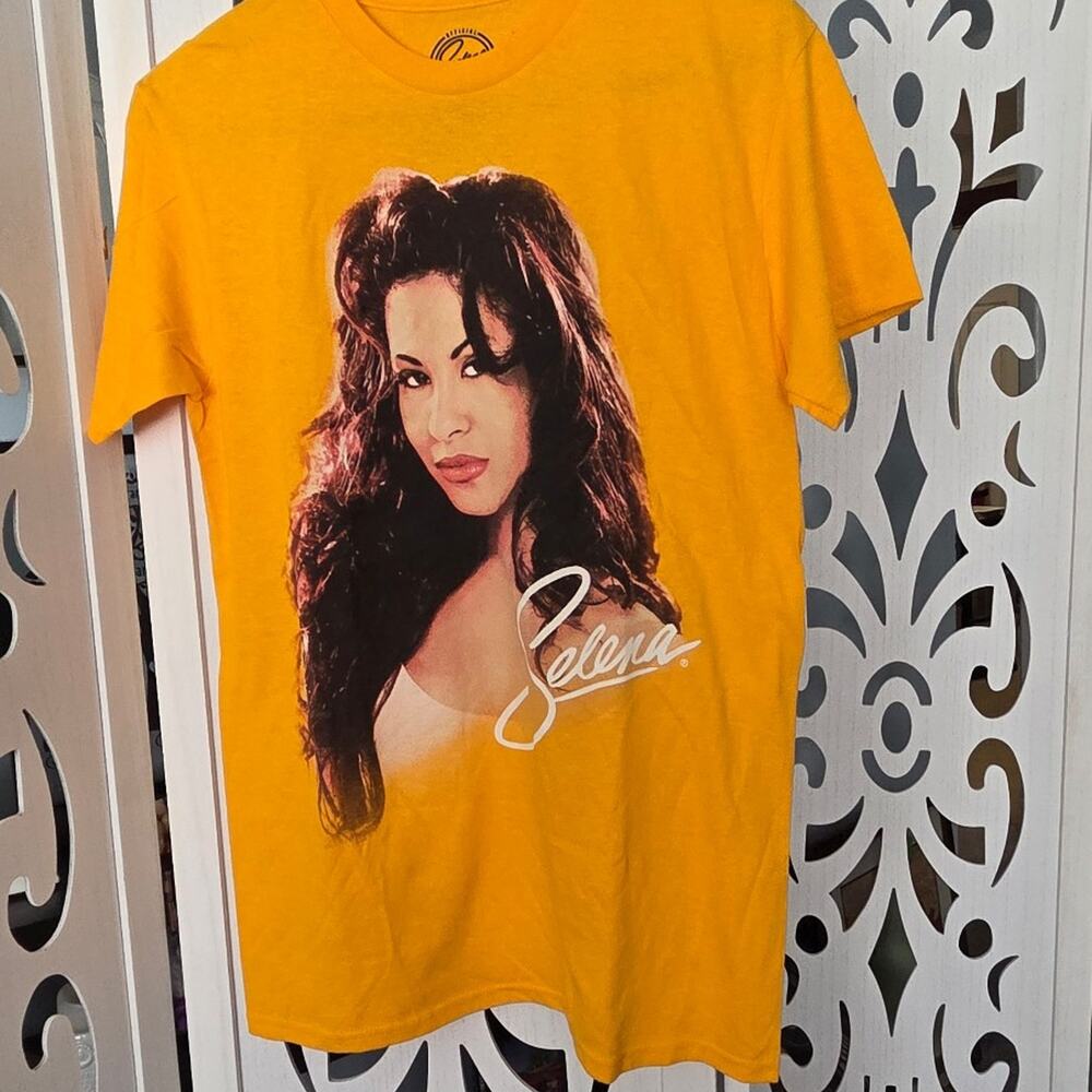 Selena Quintanilla T Shirt Womens S Portrait Official Merch Graphic Tee NWOT